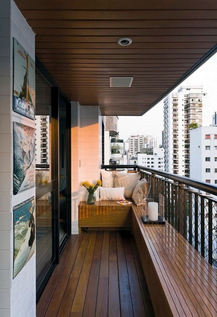 Structure de plafond en bois sur la loggia