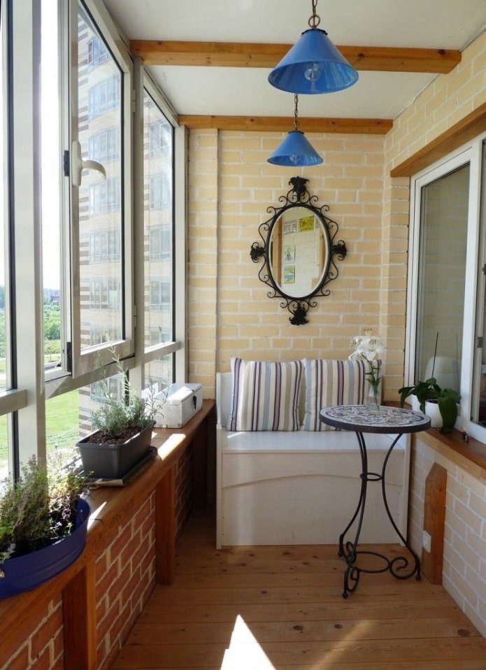 plafond avec poutres sur la loggia