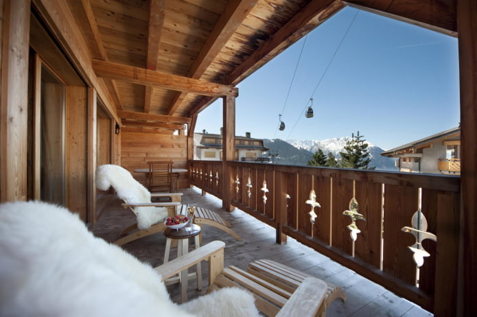 Plafond en bois sur la loggia de style chalet