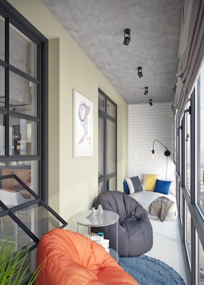 revêtement de plafond gris sur la loggia