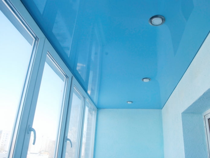 plafond tendu bleu sur la loggia