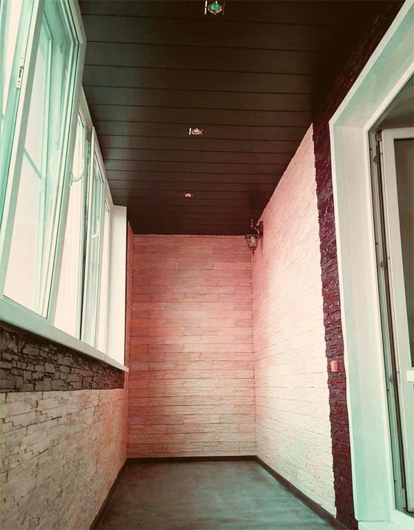 Panneaux de plafond en plastique sur la loggia