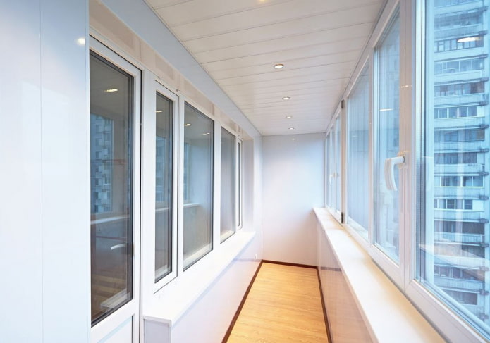 Panneaux de plafond en plastique sur la loggia