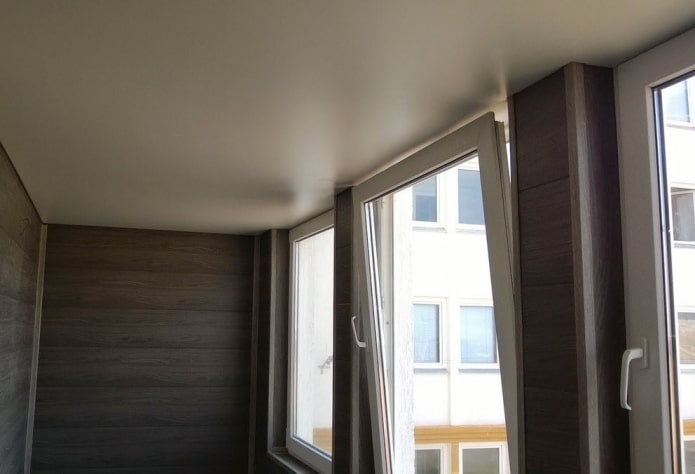 plafond tendu satiné sur la loggia
