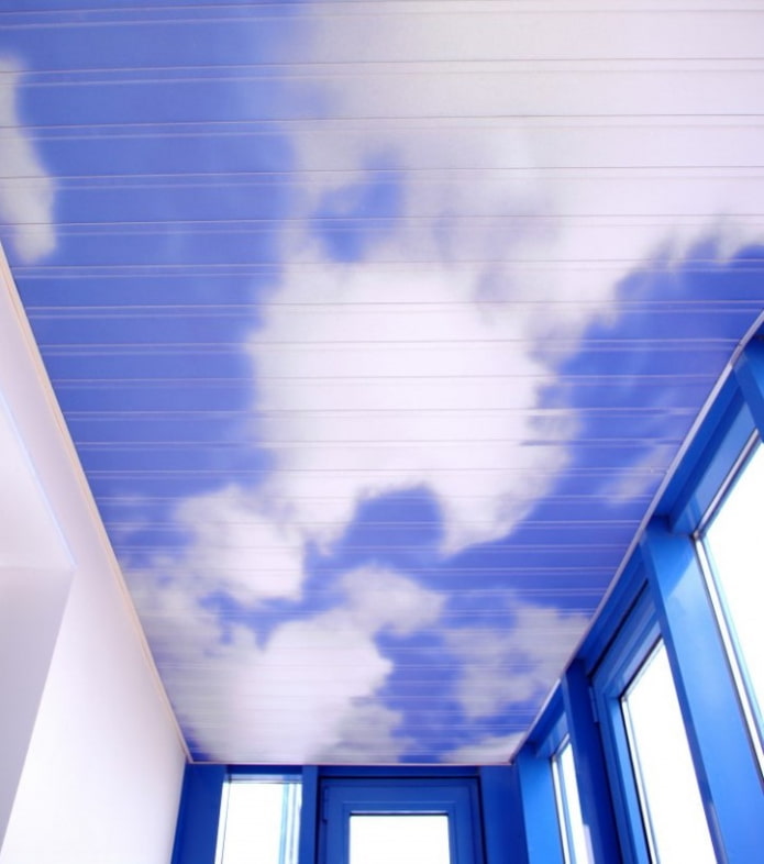 Panneaux de plafond en plastique sur la loggia