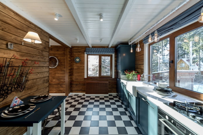Clin au plafond dans la cuisine