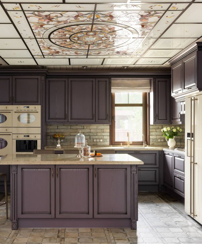 plafond à cassette dans l'intérieur de la cuisine