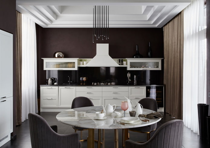 Structure de plafond à plusieurs niveaux dans la cuisine