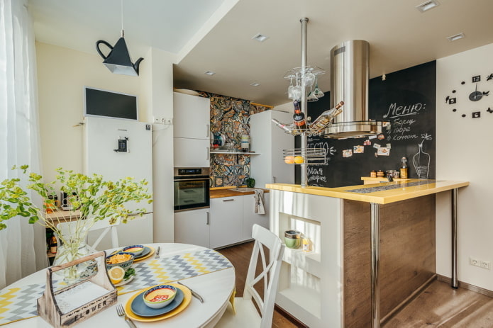 plafond en plaques de plâtre dans l'intérieur de la cuisine