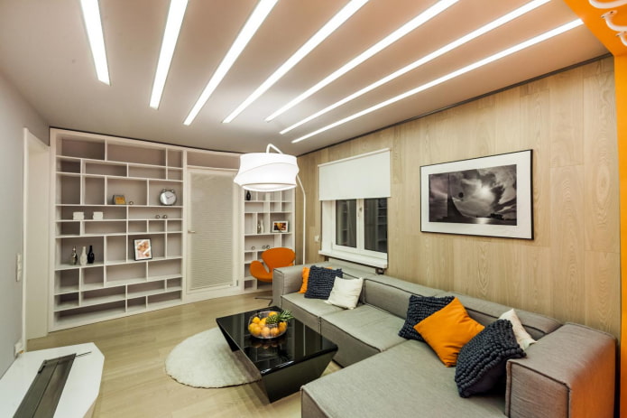 Lignes lumineuses au plafond à l'intérieur