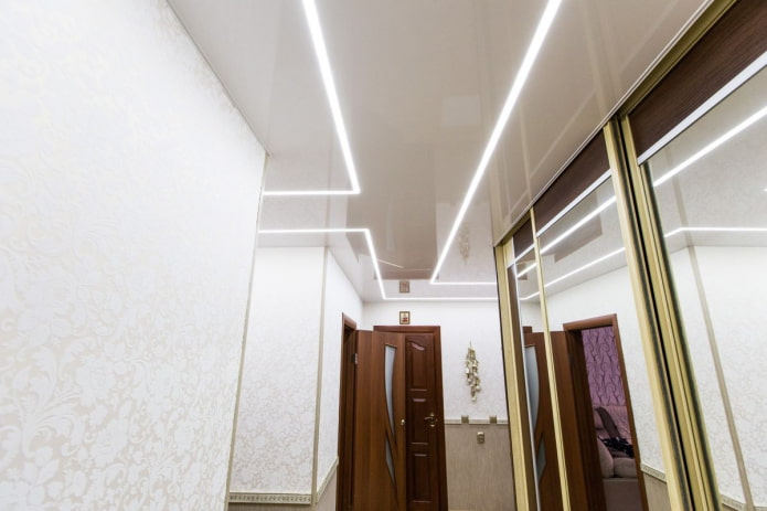 Lignes lumineuses au plafond à l'intérieur