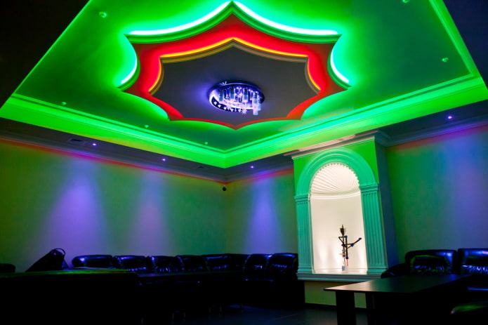 Structure de plafond avec éclairage coloré