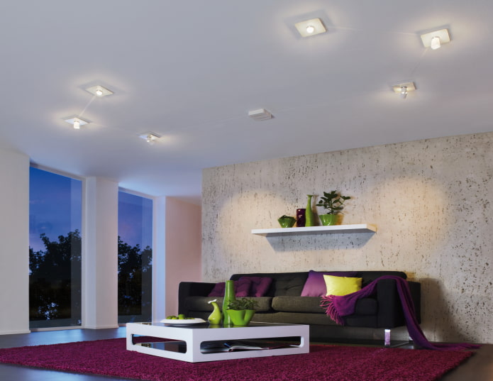 Plafond avec ampoules à l'intérieur