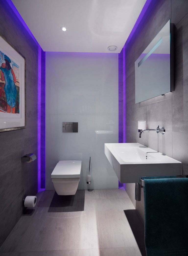 Plafond lumineux dans la salle de bain