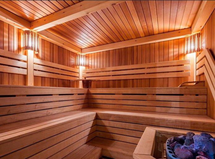finition du sauna avec des planches à clin