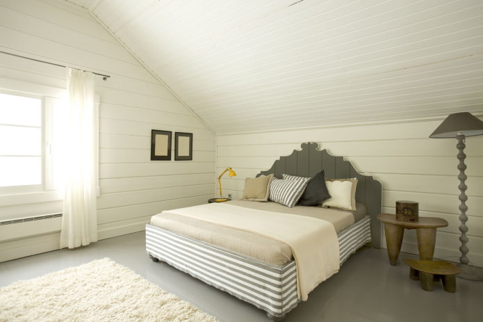lambris de chambre avec des planches à clin blanches