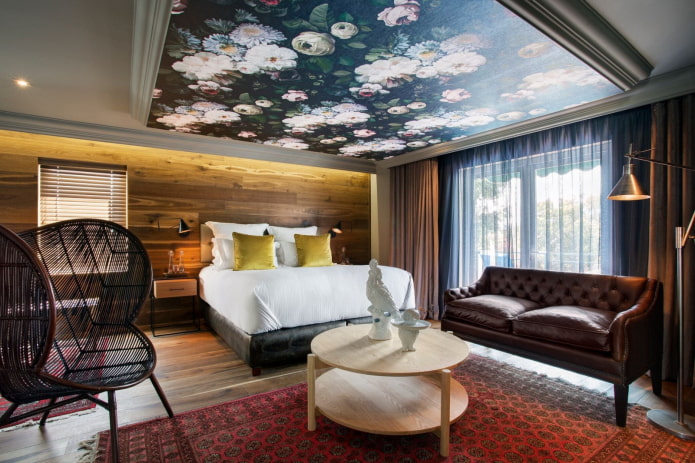 plafond tendu en tissu à motifs dans la chambre