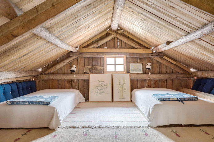 Revêtement des murs et du plafond de la chambre mansardée avec des planches non bordées