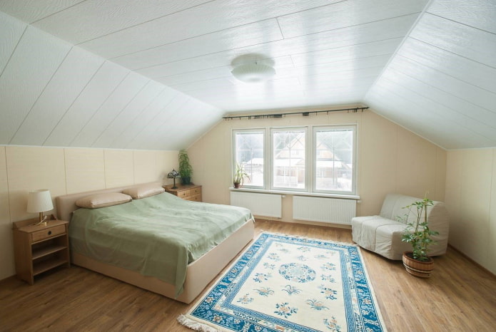 finition d'une chambre mansardée avec des panneaux MDF peints
