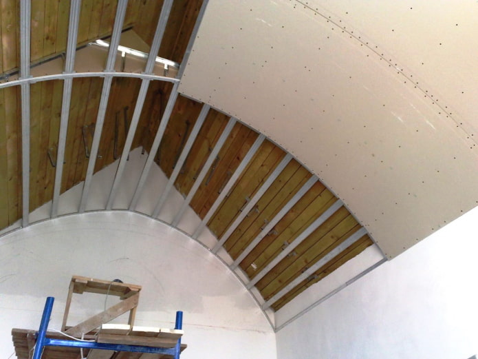 Installation d'un plafond en plaques de plâtre voûté