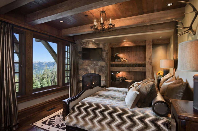 plafond en bois brut dans une chambre de chalet