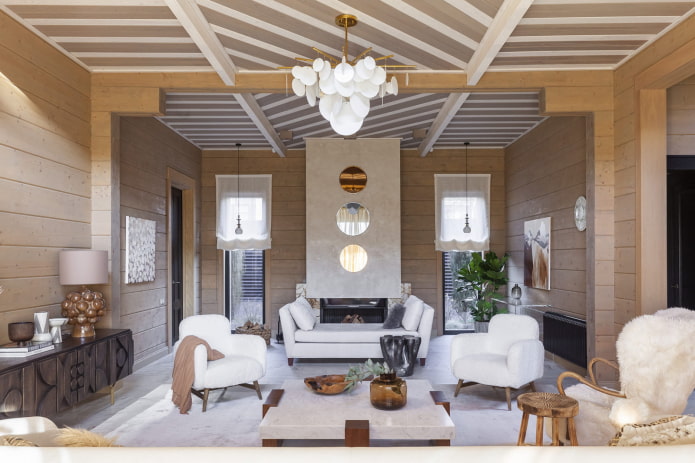 Plafond du salon en bardeaux de différentes teintes