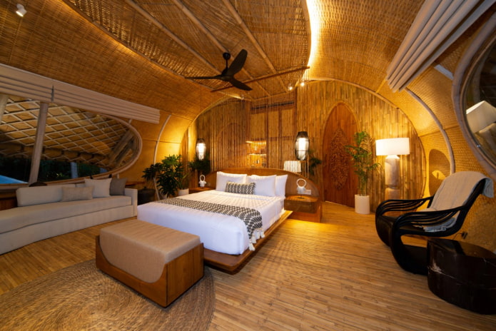 chambre avec décoration murale et plafond en bambou et osier