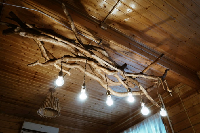Lustre original en bois fait de branches