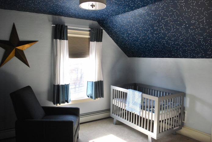 ciel étoilé au plafond dans une chambre d'enfant