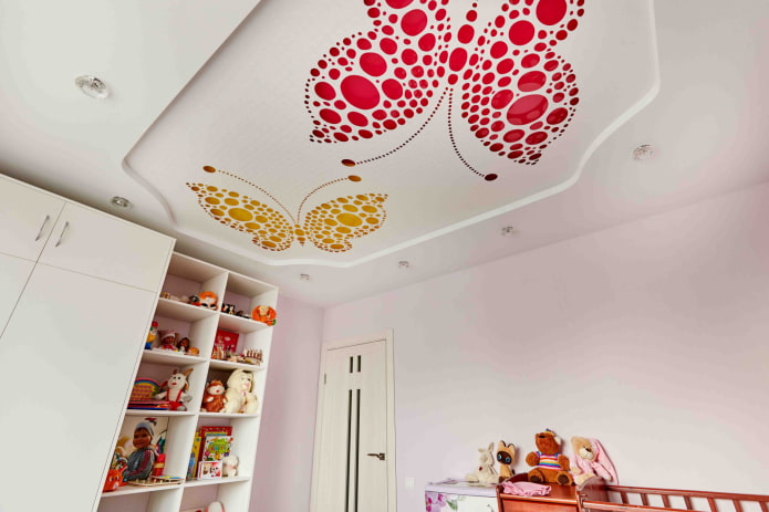 Plafond tendu sculpté dans la chambre de bébé