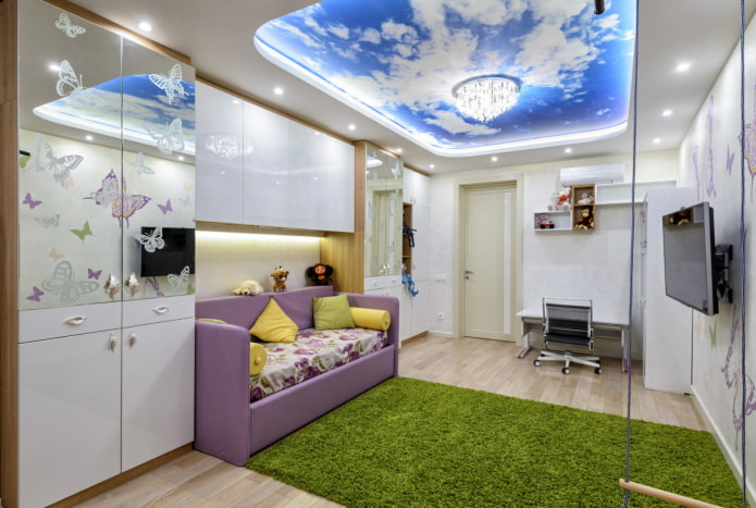 Ciel avec nuages au plafond dans la chambre d'enfant