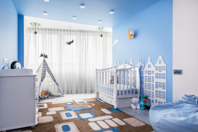 Plafond tendu bleu dans la chambre de bébé