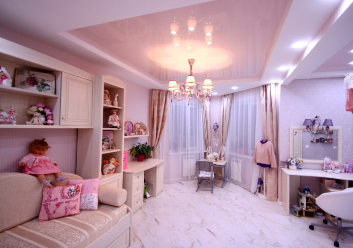 Plafond tendu rose dans la chambre de bébé