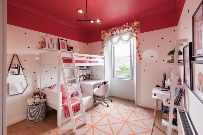 plafond peint dans une chambre d'enfant