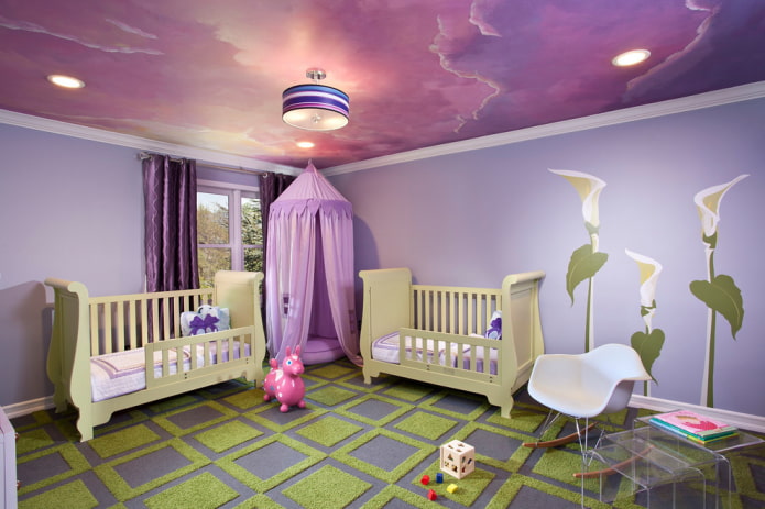 Revêtement de plafond violet dans une chambre d'enfant