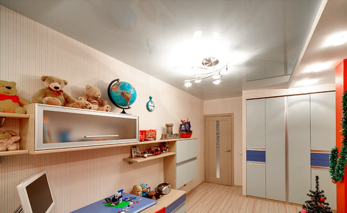 Plafond tendu gris dans une chambre d'enfant