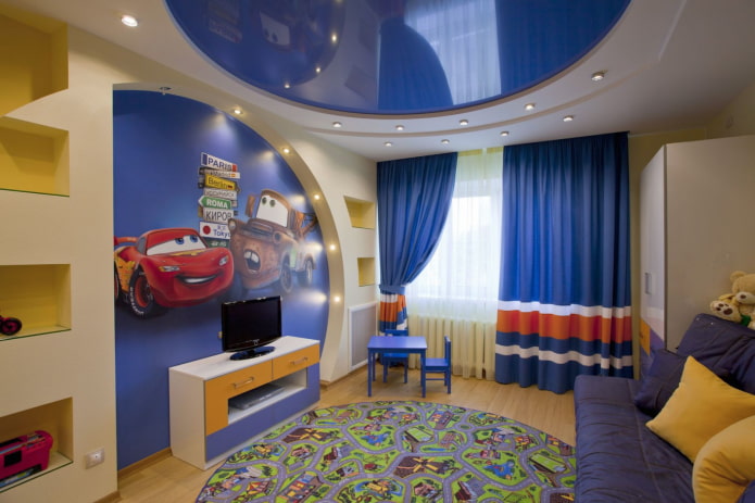 conception de plafond dans une chambre de garçon