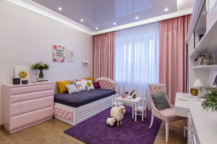 Plafond lilas dans l'intérieur d'une chambre d'enfant 