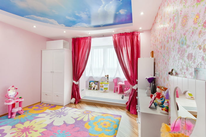 Ciel avec nuages au plafond dans la chambre d'enfant