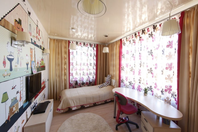 Plafond tendu brillant dans une chambre d'enfant