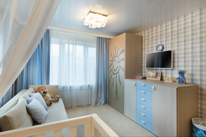 Plafond tendu brillant dans la chambre de bébé