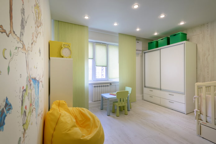 Structure de plafond blanche dans la chambre de bébé