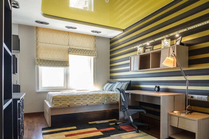 Structure de plafond jaune dans la chambre de bébé