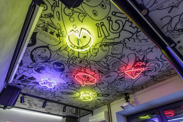 Plafond avec dessins style graffiti 