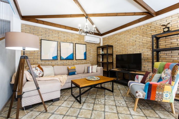Plafond avec poutres à l'intérieur du hall