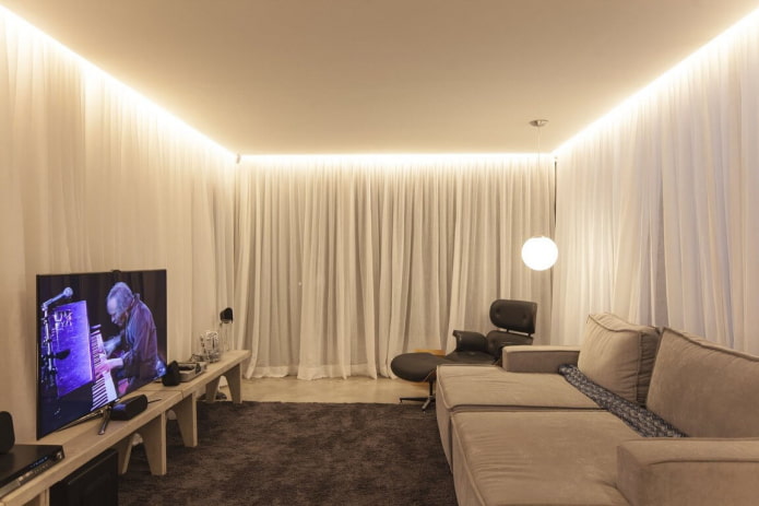 Plafond flottant à l'intérieur du hall