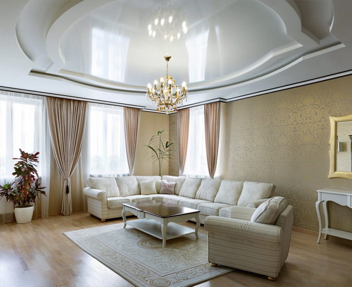 Plafond avec lustre à l'intérieur du hall