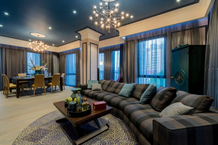 Surface de plafond bleue dans le salon