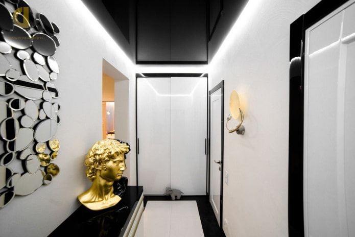 Plafond noir dans un couloir