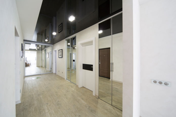 Plafond noir dans un couloir